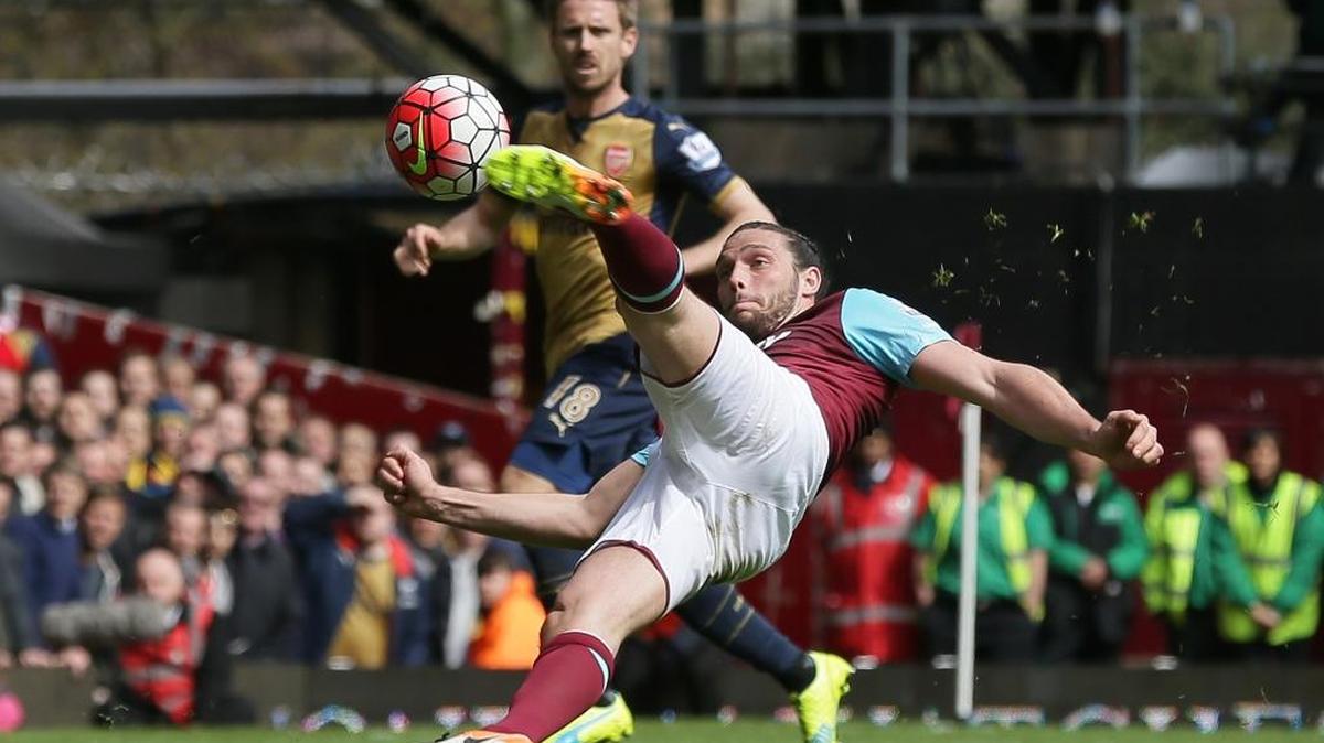 Andy Carroll remata a puerta y anota uno de sus tres goles con el West Ham ante el Arsenal.