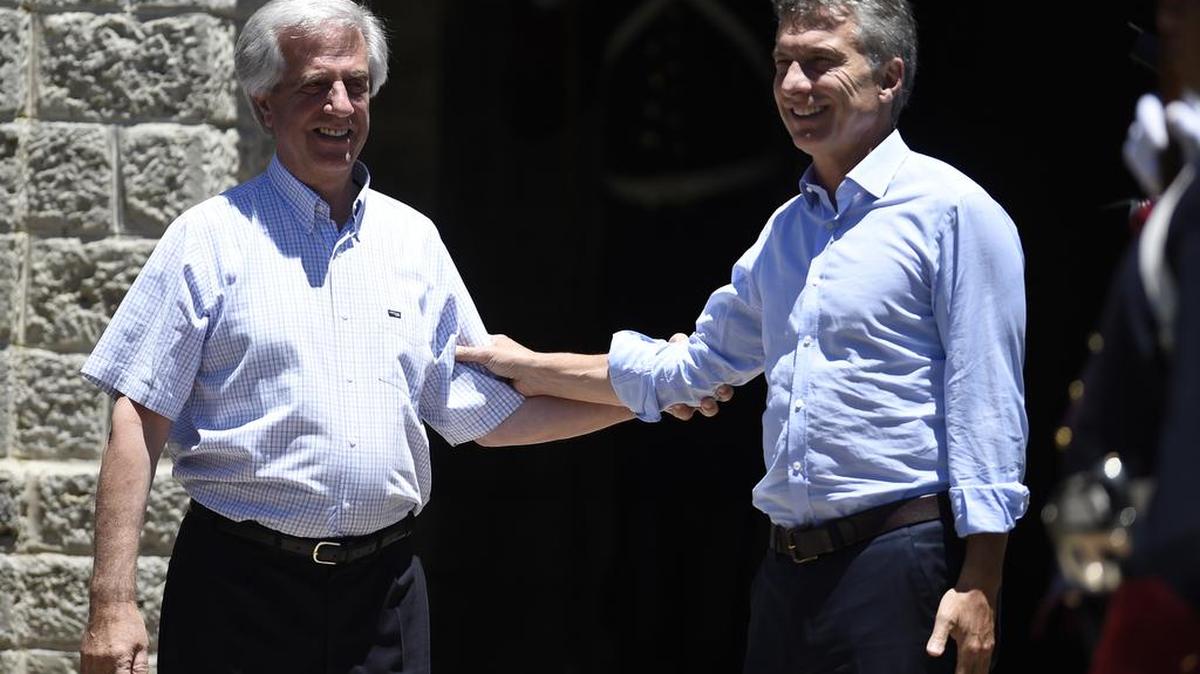El presidente de Argentina, Mauricio Macri (d), saluda a su homólogo uruguayo, Tabaré Vázquez (i), hoy, jueves 7 de enero de 2016, en la estancia presidencial de Anchorena, en el departamento de Colonia (Uruguay).