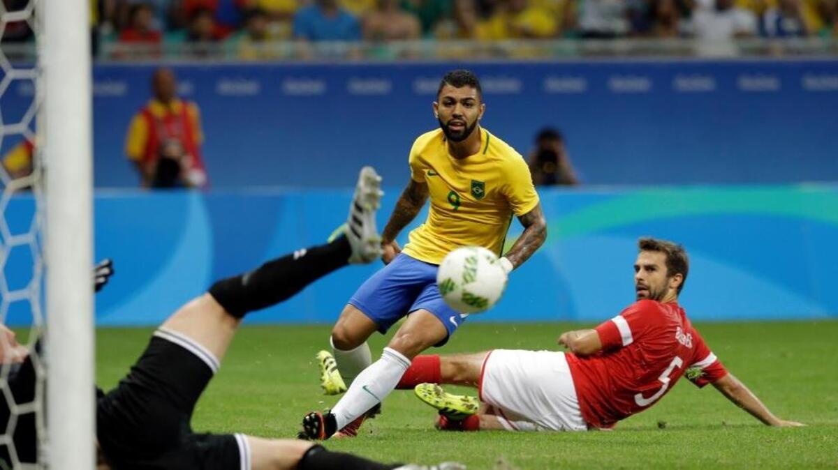 Gabriel Barbosa (centro) anota el primer gol de Brasil en la  Olimpiada de Río en el triunfo ante Dinamarca el 10 de agosto del 2016.