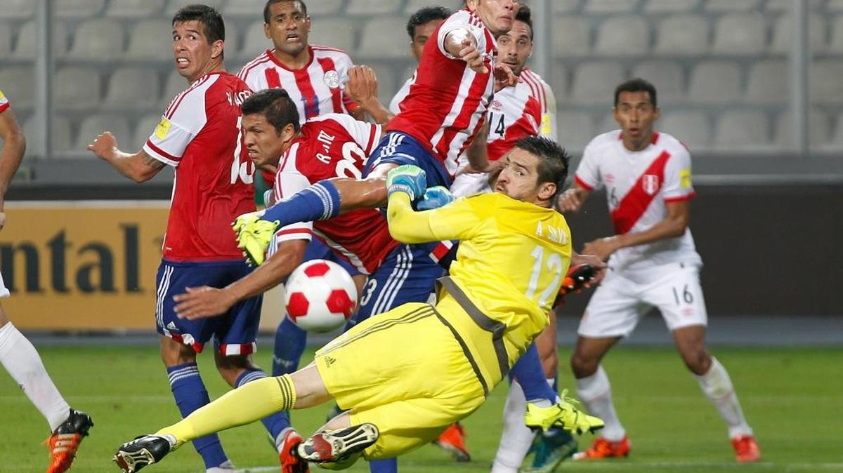 Antony Silva, arquero de Paraguay, trata de bloquear una pelota, en el partido contra Perú, por las eliminatorias al Mundial del 2018, la noche del viernes 13 de noviembre del 2015, en Lima.
