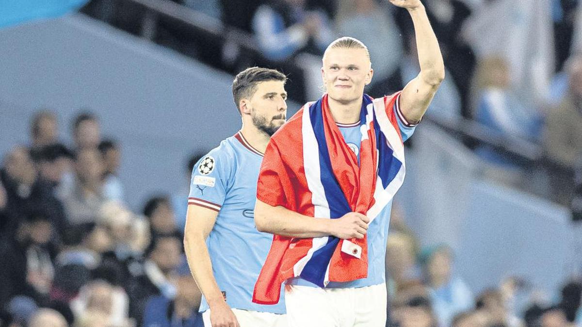 El goleador noruego del Manchester City Erling Haaland (der.) celebra tras el partido con el Real Madrid en Manchester, el 17 de mayo de 2023. El City se coronó por tercera vez campeón de la Liga Premier, tras la derrota del Arsenal.