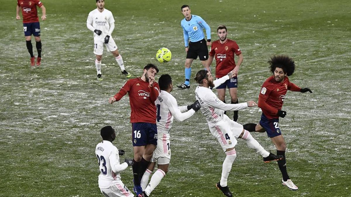 Los jugadores del Madrid Casemiro (c) y Sergio Ramos tratan de rematar un centro ante el Osasuna este 9 de enero en Pamplona.