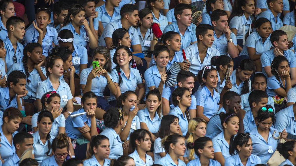 Un grupo de estudiantes cubanos asiste al partido amistoso entre las selecciones de fútbol de Cuba y Estados Unidos, el viernes 7 de octubre del 2016 en el Estadio Pedro Marrero, en La Habana.