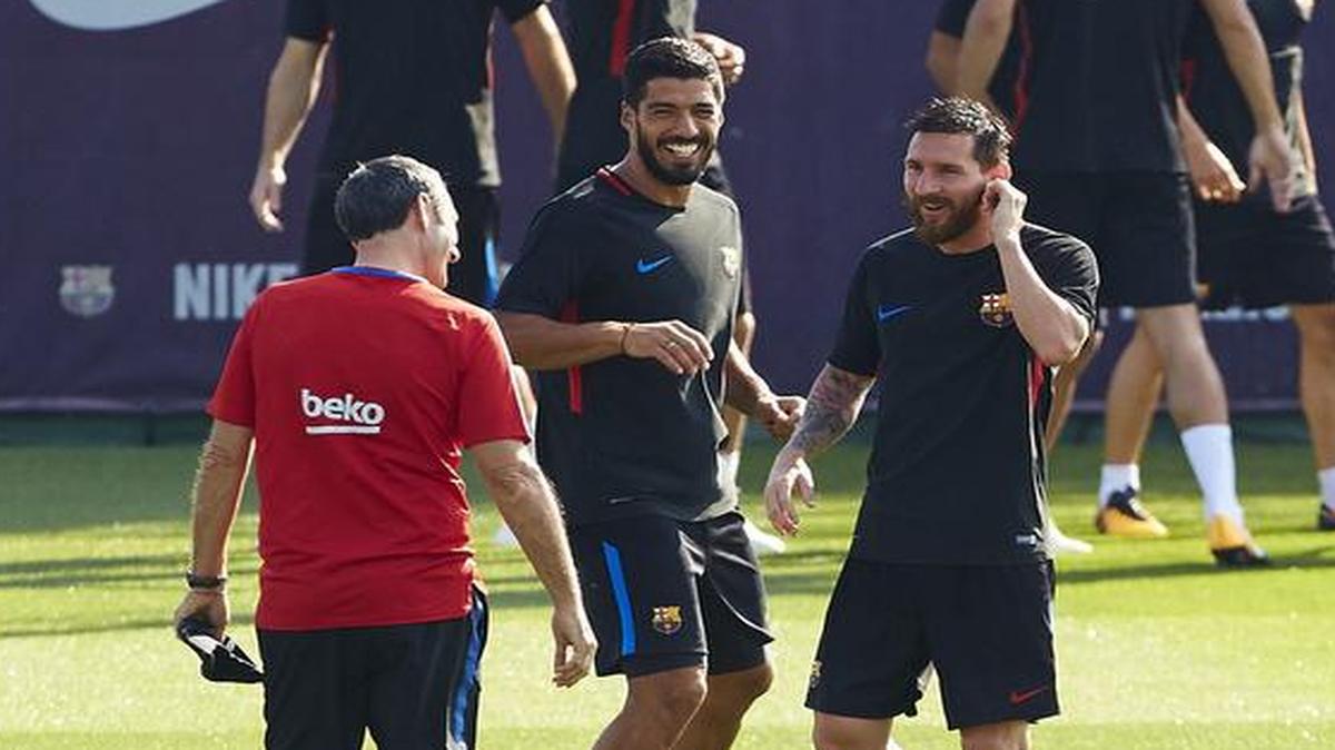 El entrenador del FC Barcelona, Ernesto Valverde (i) habla con los delanteros, Luís Suárez (c) Leo Messi (d) durante la sesión de entrenamiento que realiza la plantilla azulgrana para preparar la nueva temporada.