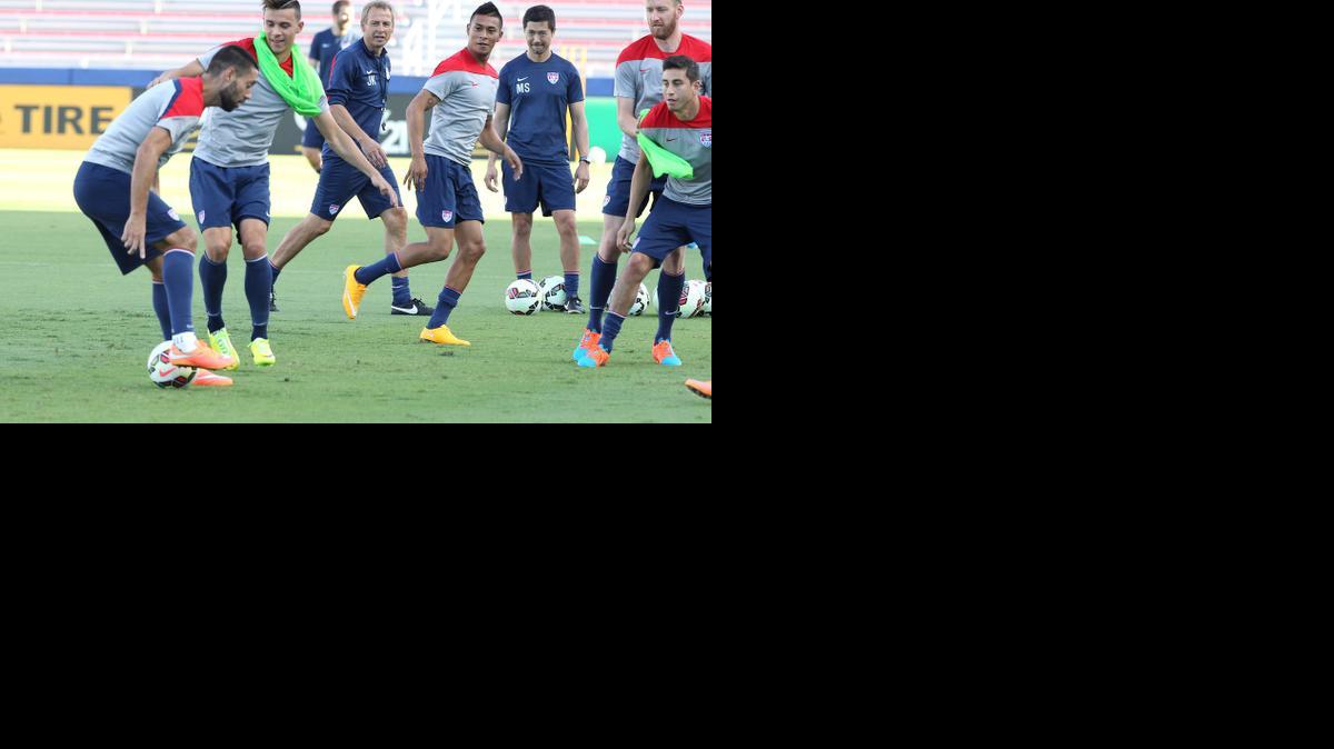 
Clint Dempsey (izq.) conduce el balón en la práctica de Estados Unidos el lunes en el FAU Stadium en Boca Raton, Florida.


