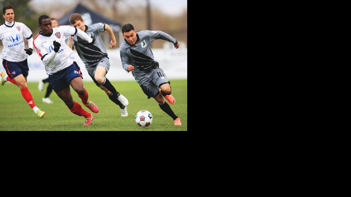 
Miguel Ibarra, del Minnesota United FC, lleva la pelota.
