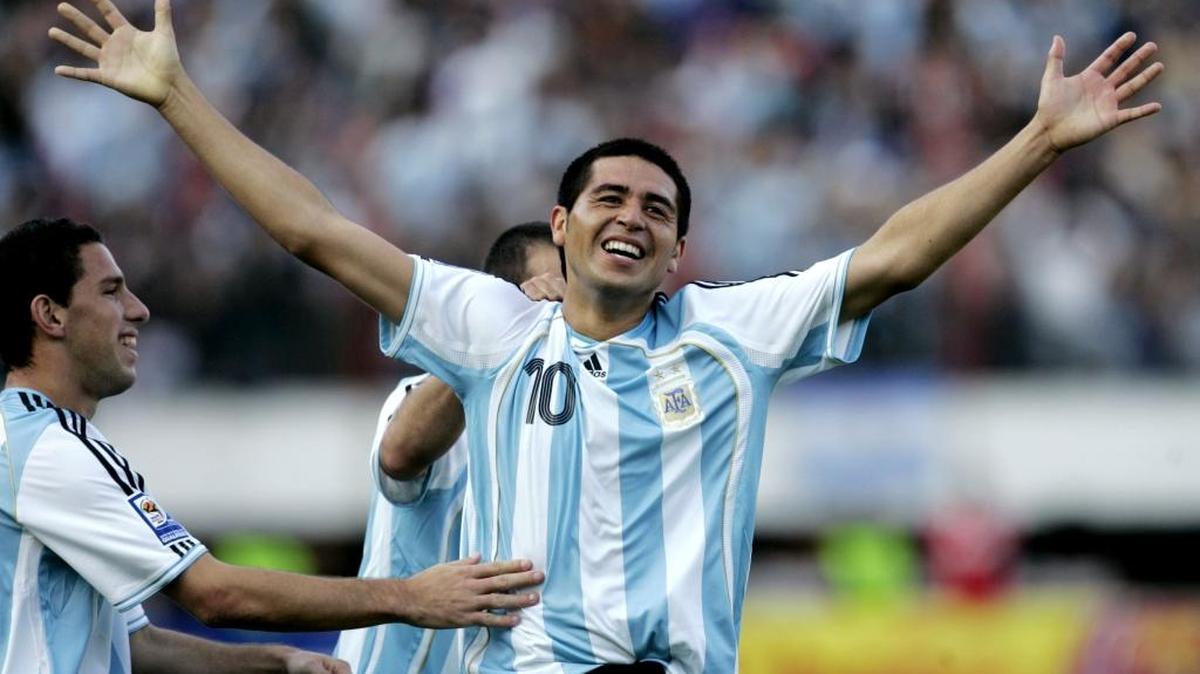 Juan Román Riquelme celebra un gol de Argentina en las eliminatorias para el Mundial de Sudáfrica, el 25 de enero del 2015.