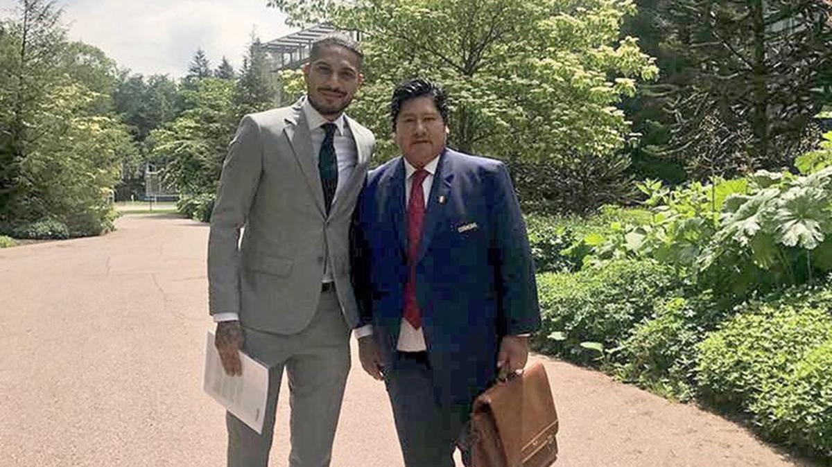 Paolo Guerrero (izq.) junto al presidente de la Federación Peruana de Fútbol Edwin Oviedo antes de ingresar a la sede de la FIFA, el 22 de mayo de 2018, en Zurich, Suiza.