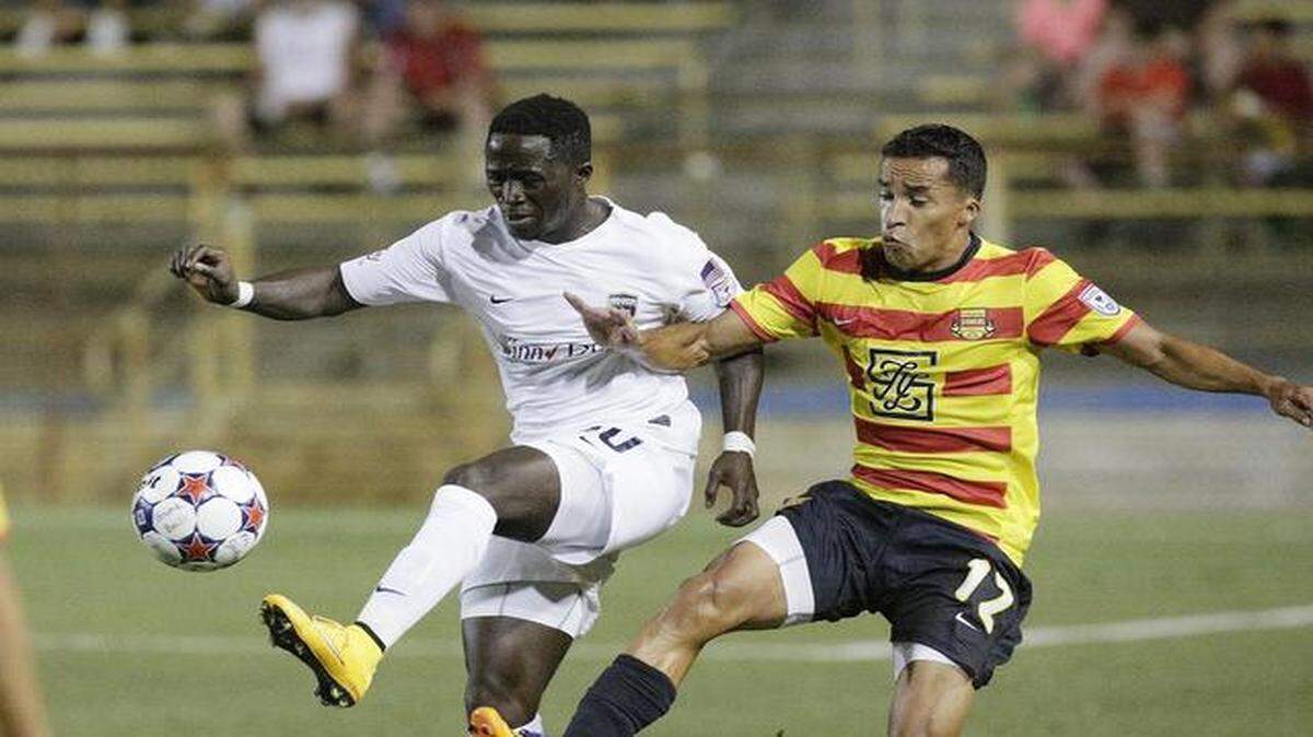 
Iván Guerrero (12), de los Strikers, marca con fuerza a Alhassane Keita, del Armada FC, el sábado.
