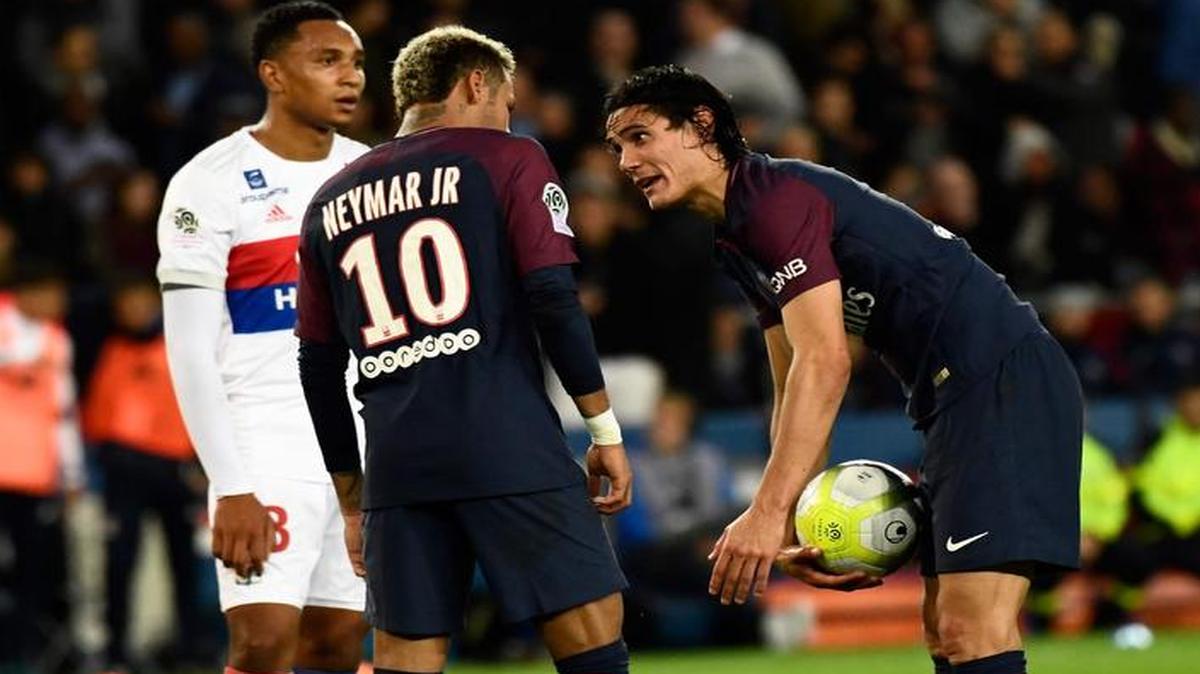 El delantero uruguayo de París Saint-Germain Edinson Cavani (R) habla con el delantero brasileño Neymar (C) de París Saint-Germain durante el partido de fútbol francés L1 entre París Saint-Germain y el Olympique Lyonnais en el Parc des Princes Stadium en París el 17 de septiembre de 2017