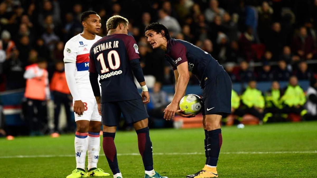 El uruguayo del PSG Edinson Cavani (der.) toma el balón para lanzar el penalti contra el Lyon, mientras el brasileño Neymar (#10) le pide lanzarlo, el pasado 17 de sptiembre.