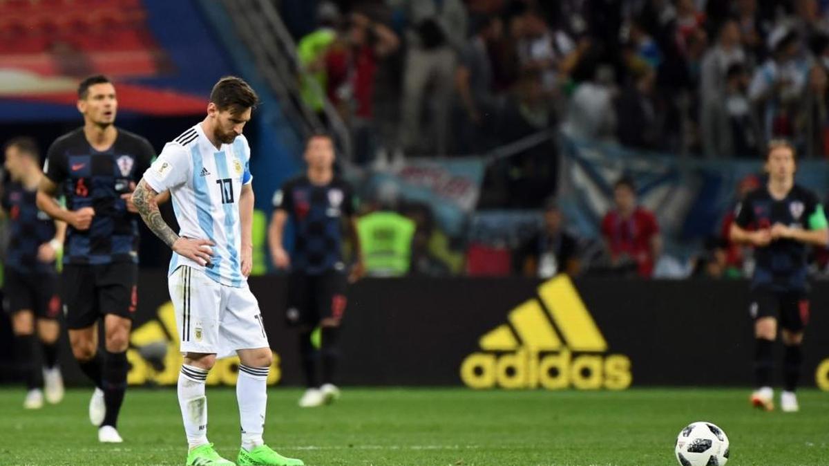 El capitán de Argentina Lionel Messi espera para sacar de centro tras el primer gol de Croacia, este 21 de junio en el Mundial del Rusia.