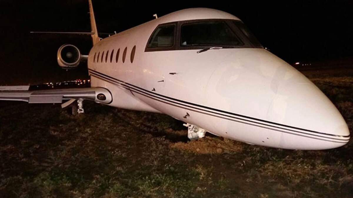 El avión de Cristiano Ronaldo fuera de la pista en el aeropuerto El Prat de Barcelona.
