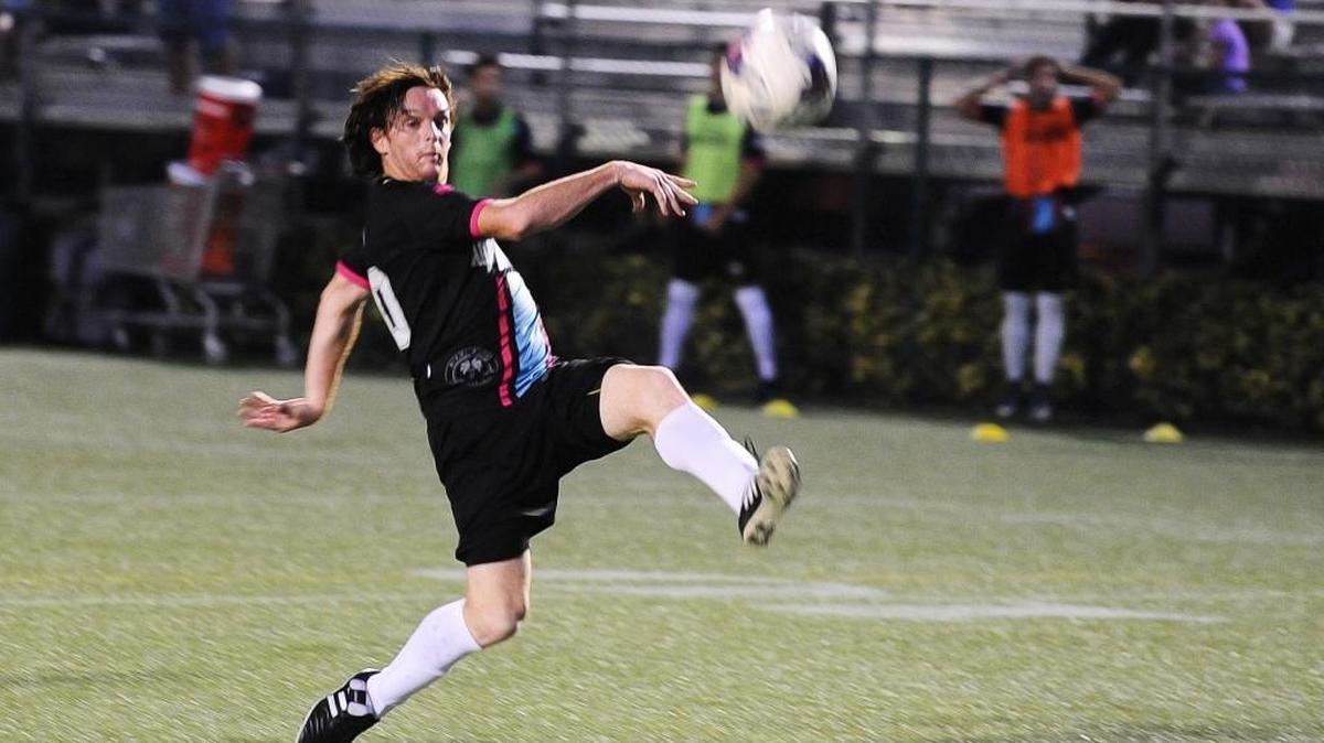 Ignacio "Nacho" Calcagno, del Miami United, dispara contra los Silverbacks de Atlanta, por las semifinales de la NPSL, en el Ted Hendricks Stadium en Hialeah, el 16 de julio del 2016.