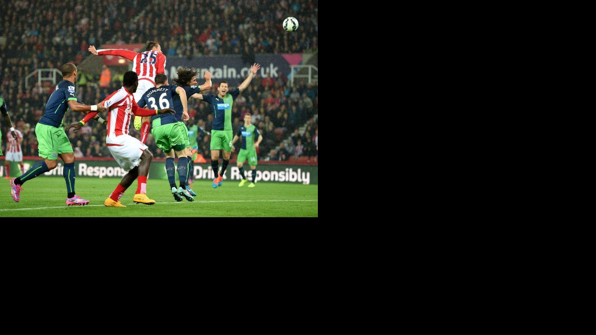 
El ariete del Stoke City Peter Crouch (centro) anota de cabeza en el triunfo 1-0 ante el Newcastle United.


