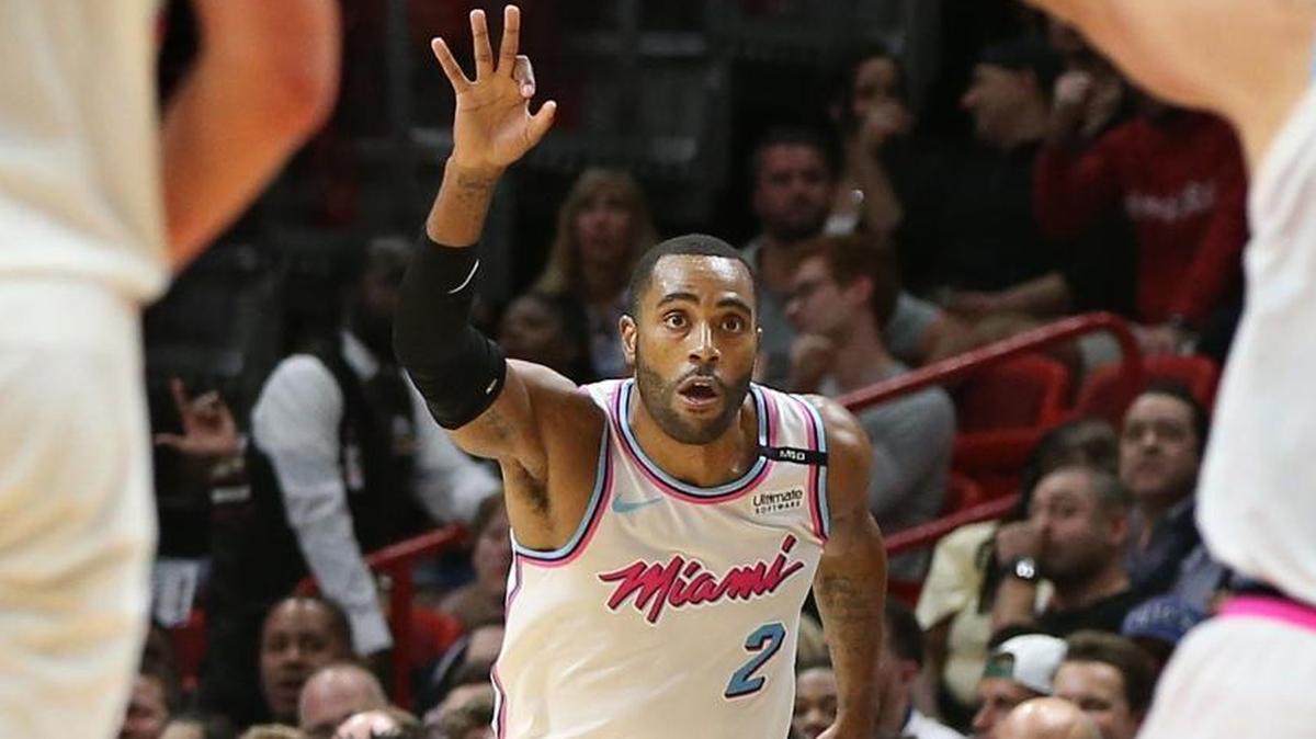 Wayne Ellington (2) celebra una canasta de tres puntos con el Heat en el juego contra los Sixers, el 8 de marzo del 2018 en el AAA.