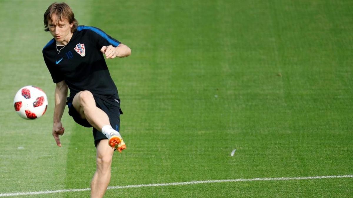 Luka Modric, de Croacia, patea un balón durante la práctica previa a la final de este 15 de julio en Moscú.