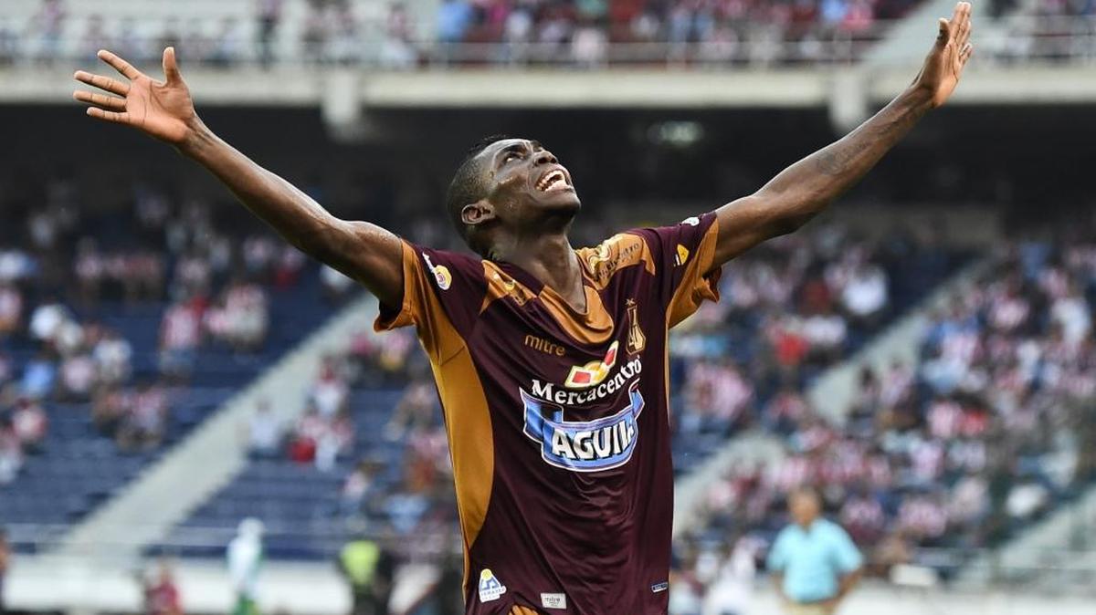 
El lateral de Tolima, Didier Delgado, celebra su gol en la victoria de su equipo ante el Junior, este jueves en Barranquilla, Colombia. 
