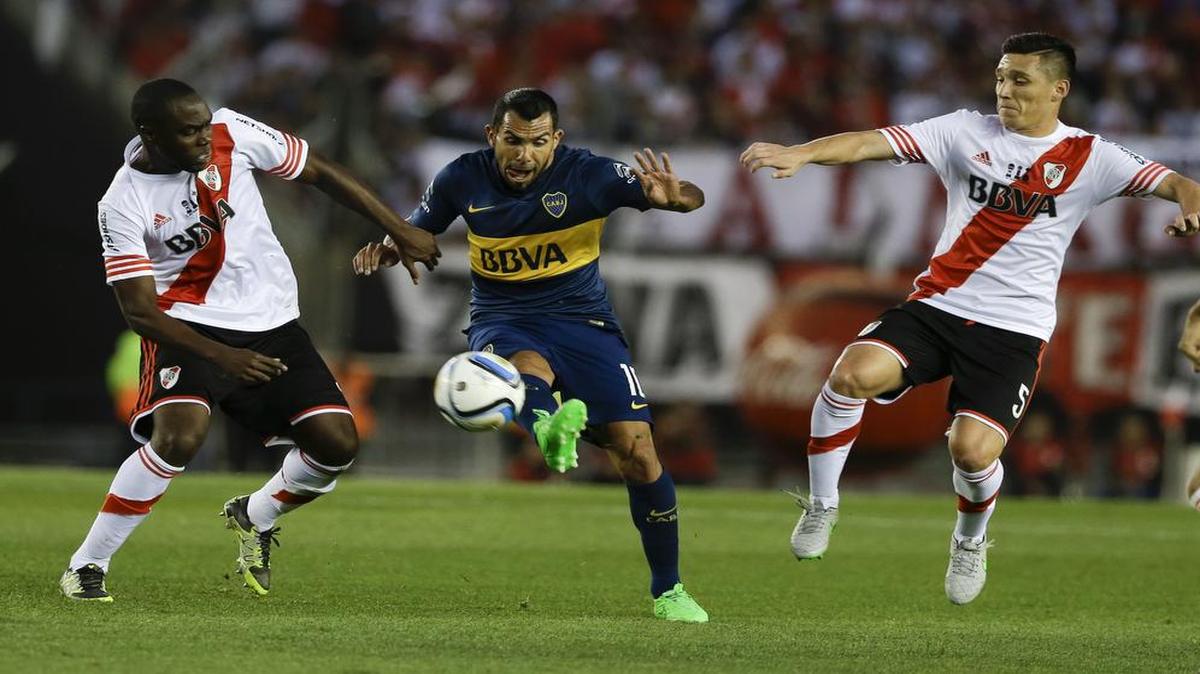 
Matias Kranevitter (der.) y Eder Álvarez Balanta (izq.), de River Plate tratan de frenar a Carlos Tevez, de Boca Juniors, en Buenos Aires, el domingo 13 de septiembre del 2015.
