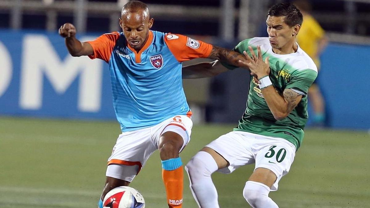 Ariel Martínez (izq.), del Miami FC, enfrenta a Eric Avila, de los Rowdies, en el empate del sábado.