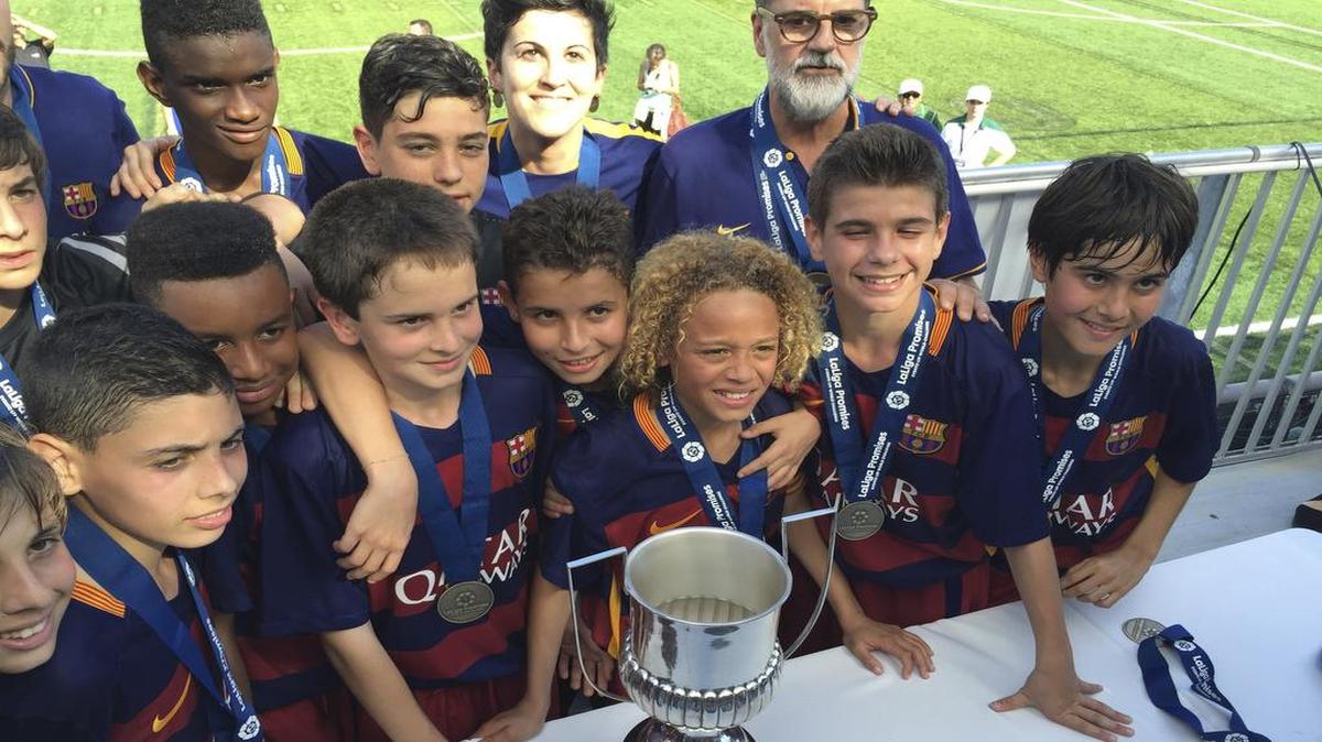 Los chicos del Sub-12 del Barça posan con el trofeo tras conquistar la XX edición de la Liga Promises en Miami.