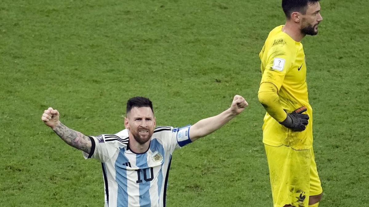Lionel Messi de Argentina celebra el gol de su equipo mientras el portero de Francia Hugo Lloris está de pie durante el partido de fútbol final de la Copa del Mundo entre Argentina y Francia en el Estadio Lusail en Lusail, Qatar, el domingo 18 de diciembre de 2022. (AP Foto/Christophe Ena)