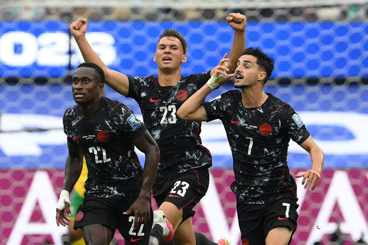 El centrocampista canadiense Stephen Eustaquio (7) celebra el primer gol de su equipo durante el partido de dieciseisavos de final de la Copa Mundial de 2026 entre Sudáfrica y Canadá, disputado en el estadio de Los Ángeles, en Inglewood, el domingo 28 de junio de 2026.