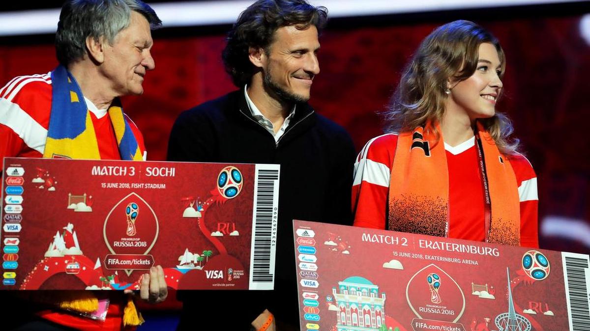 El jugador uruguayo Diego Forlán (c), asiste al ensayo en vísperas del sorteo final para el Mundial de Rusia de 2018, en el Kremlin de Moscú (Rusia) el 30 de noviembre de 2017.