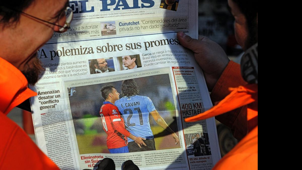 
Los diarios uruguayos de este jueves traen en sus portadas la imagen de Jara introduciendo su dedo entre las nalgas de Cavani y denuncian la “provocación” del jugador chileno al delantero del PSG francés. 
