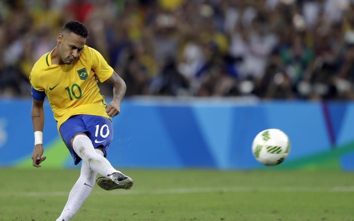 Neymar dispara para anotar el penal decisivo con el que Brasil derrotó a Alemania en definición por penales, en el estadio Maracana, el sábado 20 de agosto del 2016.