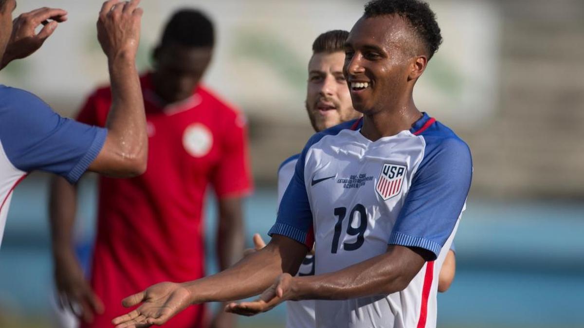 Julian Green (der.), de Estados Unidos, es felicitado luego de anotar el segundo gol contra Cuba, el viernes 7 de octubre del 2016 en el Estadio Pedro Marrero, en La Habana.