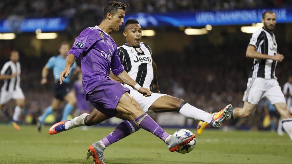 Cristiano Ronaldo (7) anota para el Real Madrid contra el Juventus, el sábado en la final.