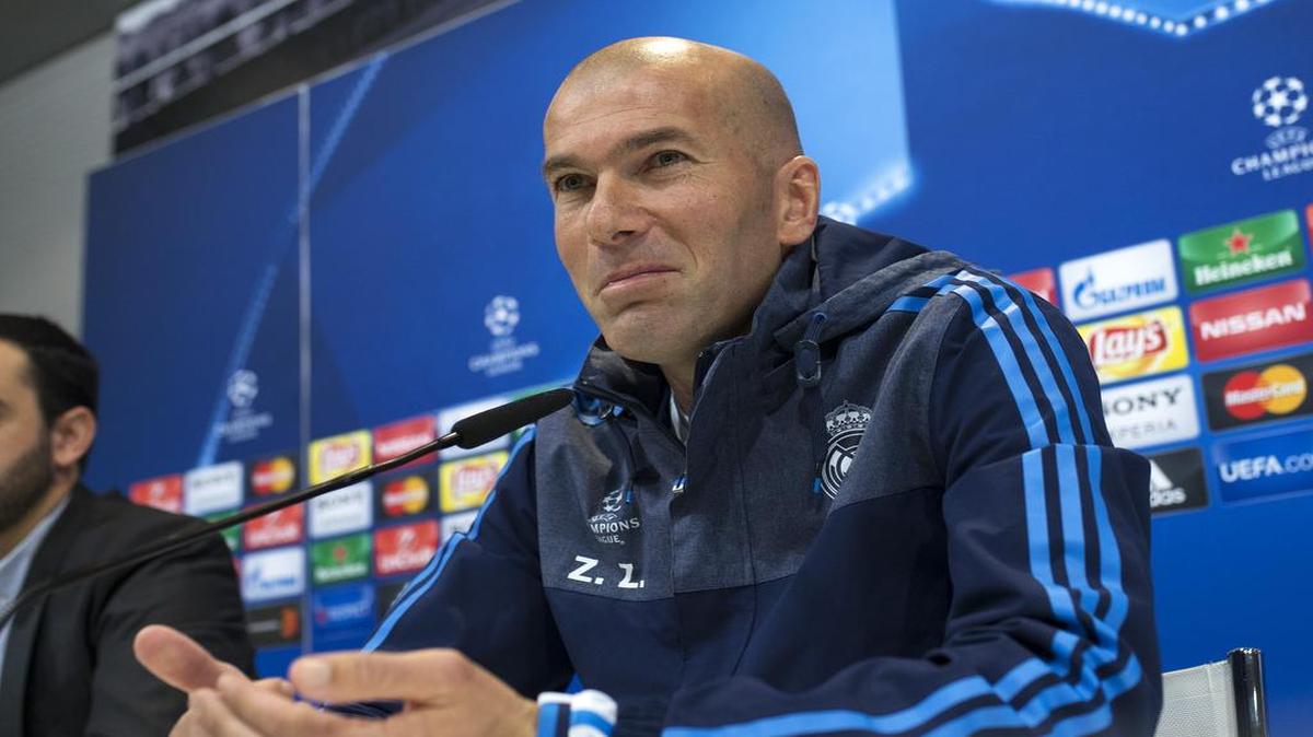El técnico del Real Madrid Zinedine Zidane habla en una conferencia de prensa el lunes 11 de abril del 2016 en Madrid, previa al partido de vuelta contra el Wolfsburgo en la Liga de Campeones.