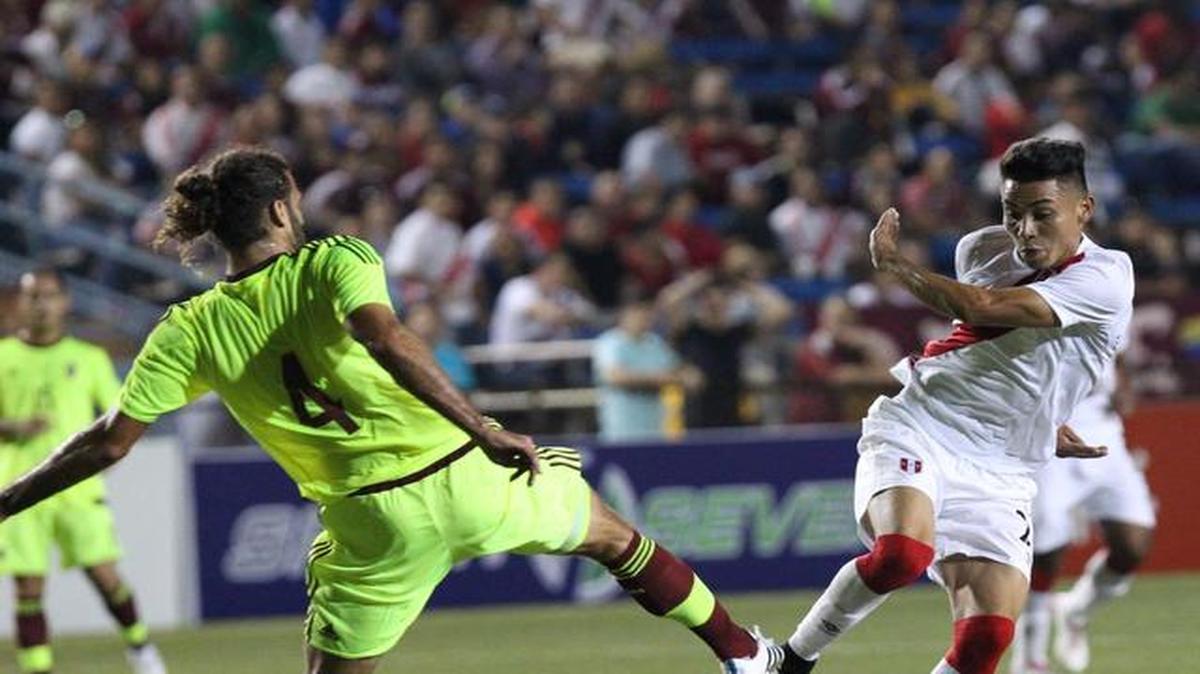 
El jugador de Perú Jean Carlos Deza (der.) intenta superar la marca del venezolano Oswaldo Vizcarrondo, en el partido efectuado el martes en el Lockhart Stadium, en Fort Lauderdale, Florida.


