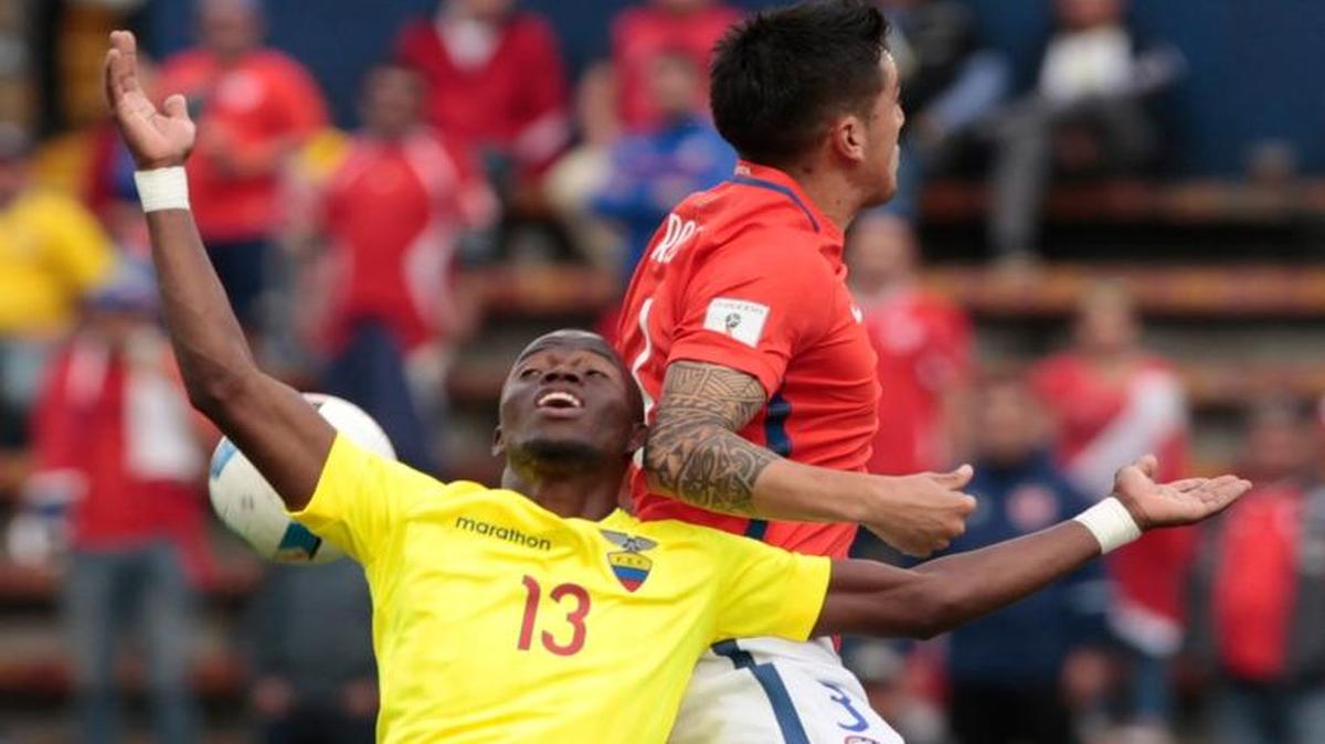 Enzo Roc (der.), de Chile, Enner Valencia, de Ecuador, en el partido de eliminatorias al Mundial de Rusia 2018, el jueves 6 de octubre del 2016.