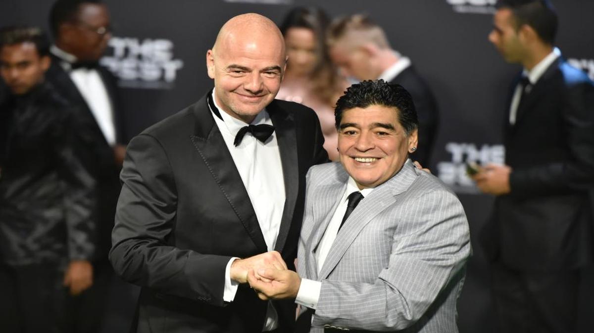 Diego Maradona (der.) y el presidente de la FIFA Gianni Infantino posan el 9 de enero del 2017 en una gala en Zurich, Suiza.