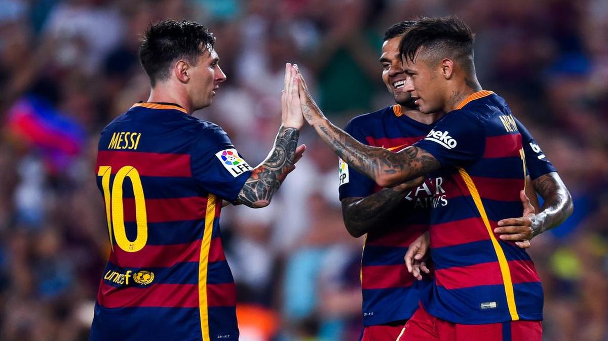 
El brasileño Neymar (der.) celebra con Lionel Messi después de anotar un gol para Barcelona, que derrotó 3-0 a la Roma en el partido por el trofeo Joan Gamper, el miércoles 5 de agosto del 2015.
