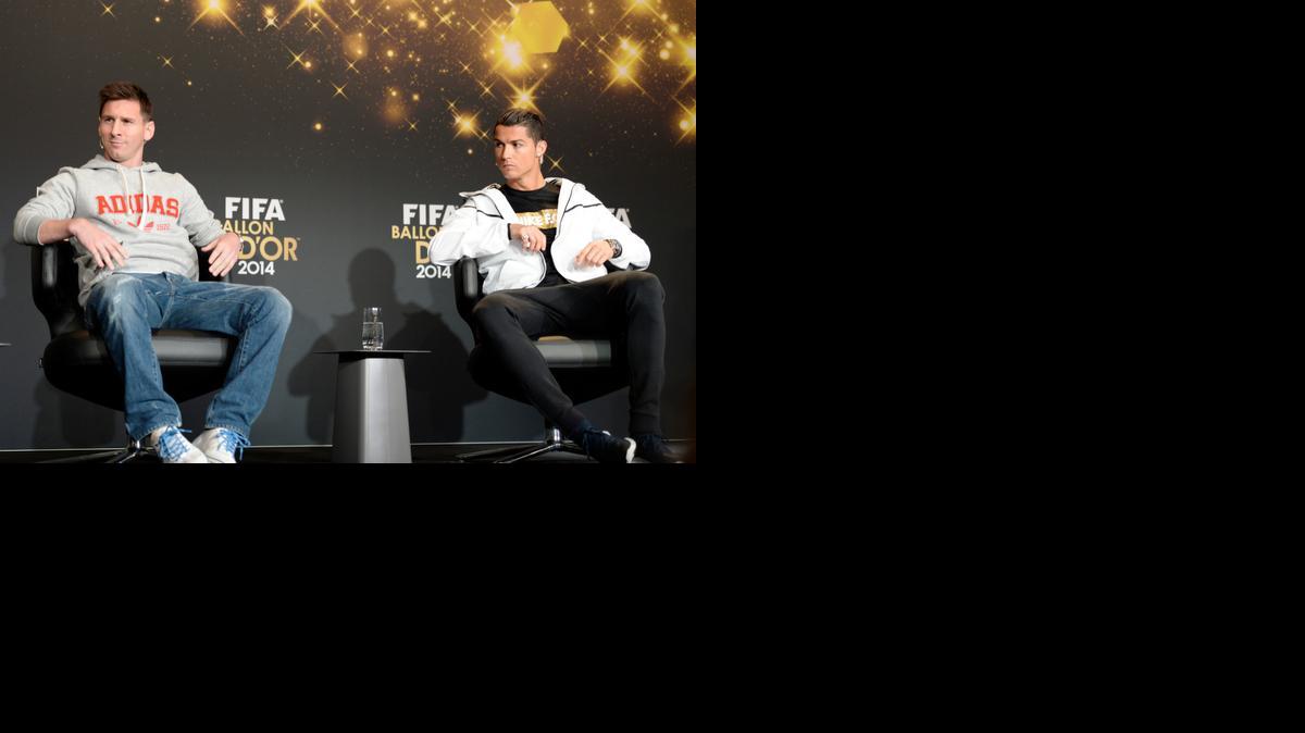 
Lionel Messi (izq.) y Cristiano Cristiano Ronaldo conversan antes de inicio de la Gala del Balón de Oro 2014.


