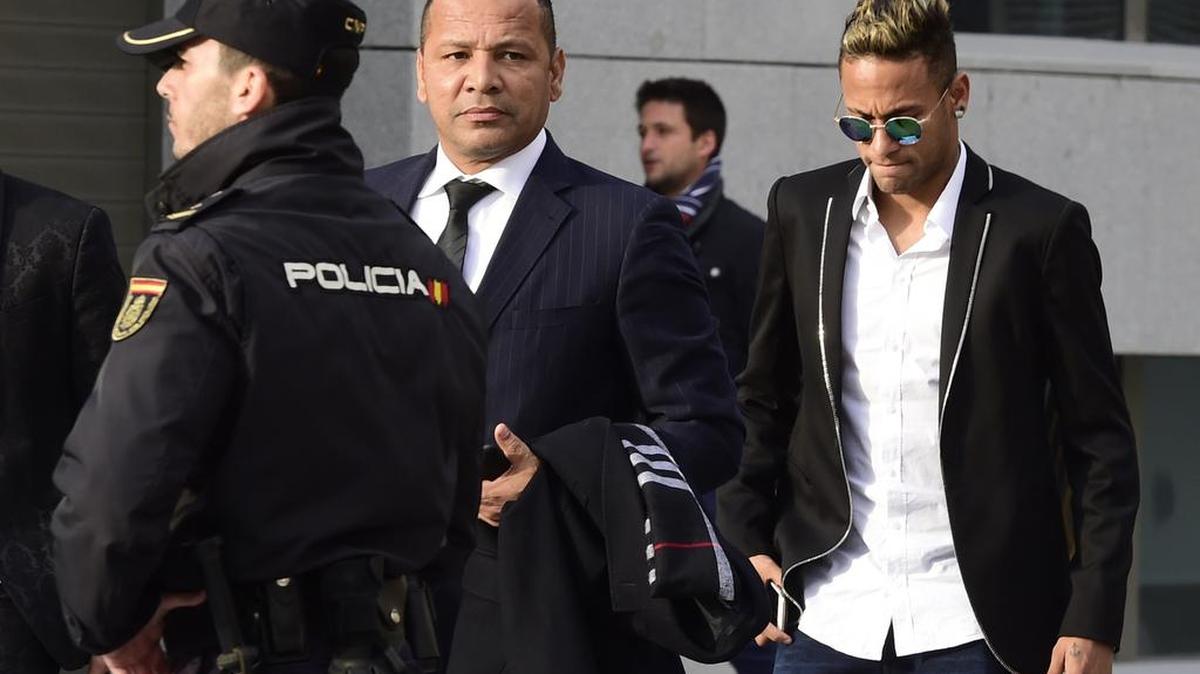 Esta foto de archivo tomada el 2 de febrero de 2016 muestra al brasileño Neymar (R) de Brasil y su padre Neymar Santos llegando al tribunal nacional de España en Madrid.