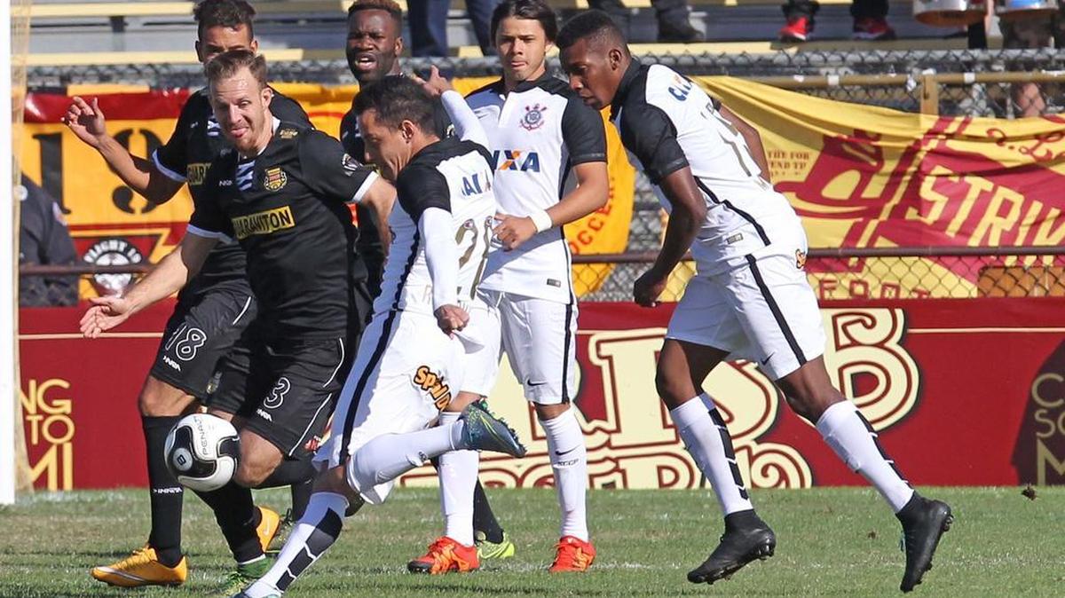 Bruno Henrique, of Corinthians, se dispone a disparar contra los Strikers, el sábado en Fort Lauderdale.