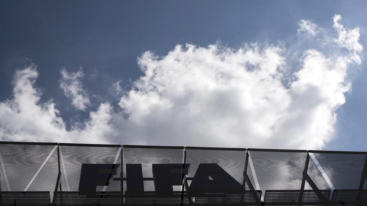 
La FIFA cambió el lunes las reglas para la composición de un grupo de tarea que fue fuertemente criticado por la falta de credibilidad para impulsar reformas tras la crisis de corrupción que azota al organismo.

