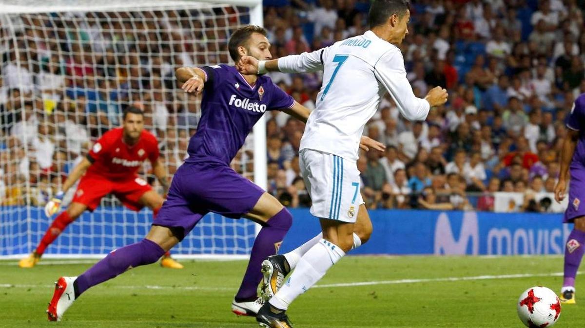 El delantero portugués del Real Madrid Cristiano Ronaldo (d) se dispone a disparar a puerta para conseguir el gol del triunfo 2-1 ante la Fiorentina y conquistar así el Trofeo Santiago Bernabéu.