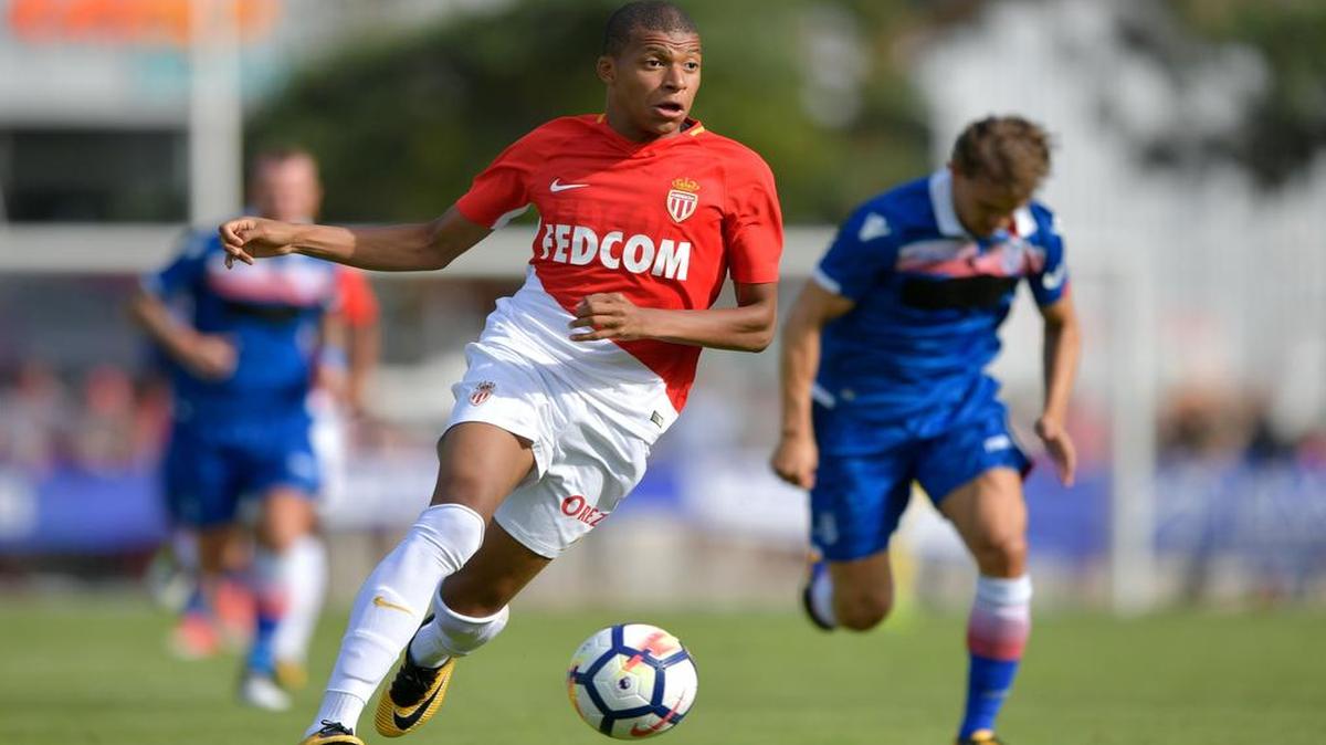 Esta foto de archivo tomada el 15 de julio de 2017 muestra el delantero de Mónaco, Kylian Mbappe, que controla la pelota durante un partido amistoso entre AS Monaco y Stoke City FC en Martigny.
