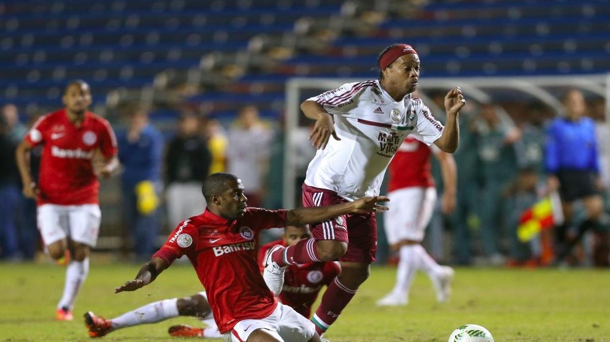 Ronaldinho (der.), del Fluminense, escapa con la bola marcado por Fabinho, del Inter, el miércoles en Fort Lauderdale.