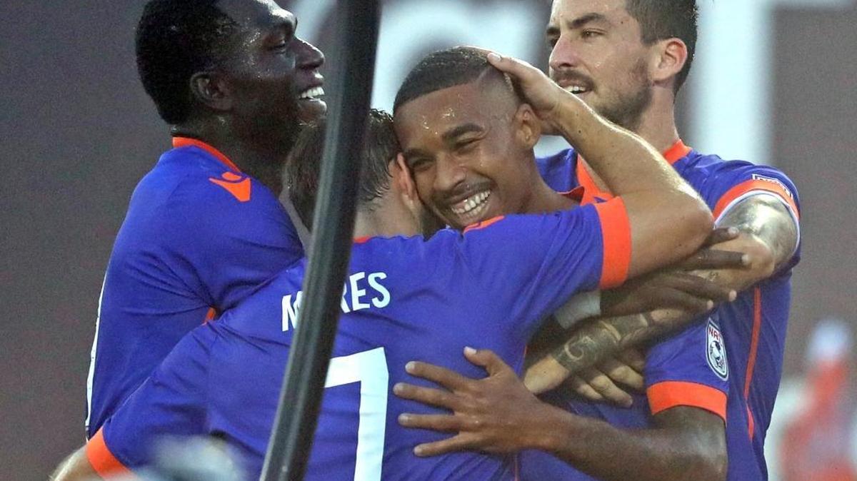 Stefano Pinho (29) es felicitado por Dylan Mares (7), Poku (izq.) y Vincenzo Rennella, en el triunfo del Miami FC sobre los Deltas de San Francisco en el Riccardo Silva Stadium en FIU la noche del sábado 8 de julio del 2017. Mares y Pinho anotaron dos goles cada uno.