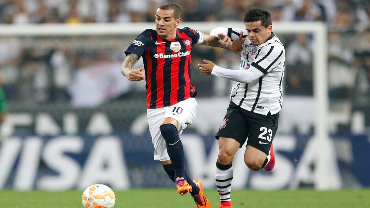 Fagner, del Corinthians  disputa la bola con Leandro Romagnoli (izq.), del San Lorenzo de Argentina, en un partido de Copa Libertadores el 16 de abril del 2015.