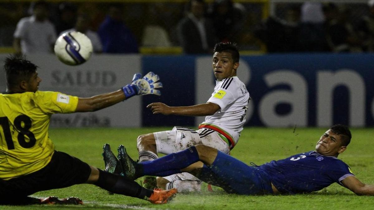 El arquero de El Salvador Oscar Arroyo (izq.) y Roberto Domínguez tratan de frenar a Angel Sepulveda (centro), de México, en un partido de las eliminatorias para el Mundial de Rusia 2018, en El Salvador, el 2 de septiembre del 2016.
