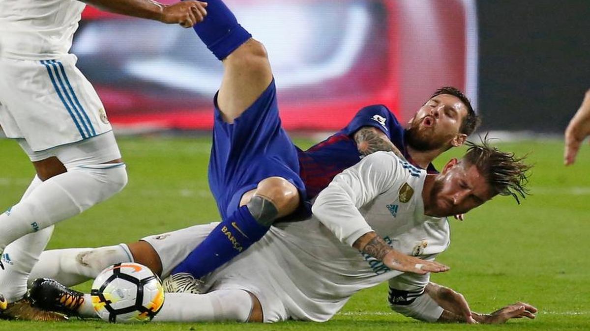 Sergio Ramos, del Real Madrid, frena a Lionel Messi, del Barcelona, ante la mirada de Casemiro, en el El Clásico en Miami por la International Champions Cup, la noche del sábado 29 de julio del 2017, en el Hard Rock Stadium.