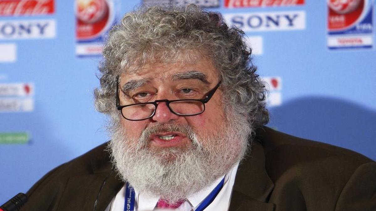 
Foto de archivo tomada el 8 de diciembre de 2009 del entonces miembro del Comité Ejecutivo de la FIFA Charles 'Chuck' Blazer durante una rueda de prensa en Abu Dabi (Emiratos Árabes Unidos). 
