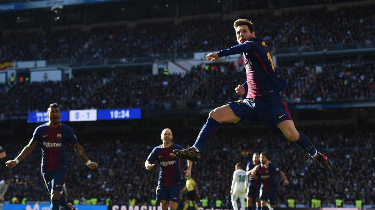 Lionel Messi celebra luego de anotar un gol de penal para Barcelona en el partido contra el Real Madrid, celebrado el 23 de diciembre de 2017 en la capital española.
